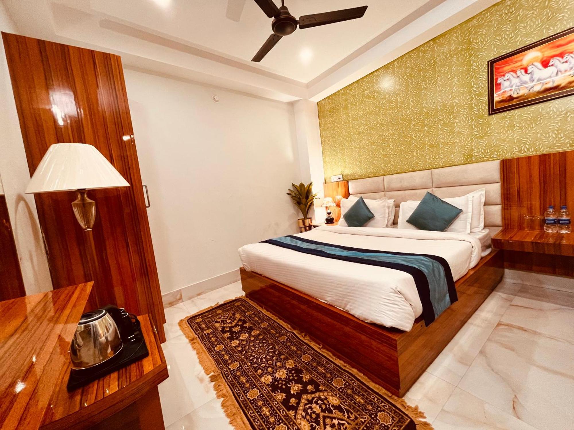 Hotel Golden Temple View By La Casa, Amritsar #Top Rated #Most Awarded #Swimming Pool #Prime Location #Luxury Rooms #Parking #Rooftop Cafe Exterior photo