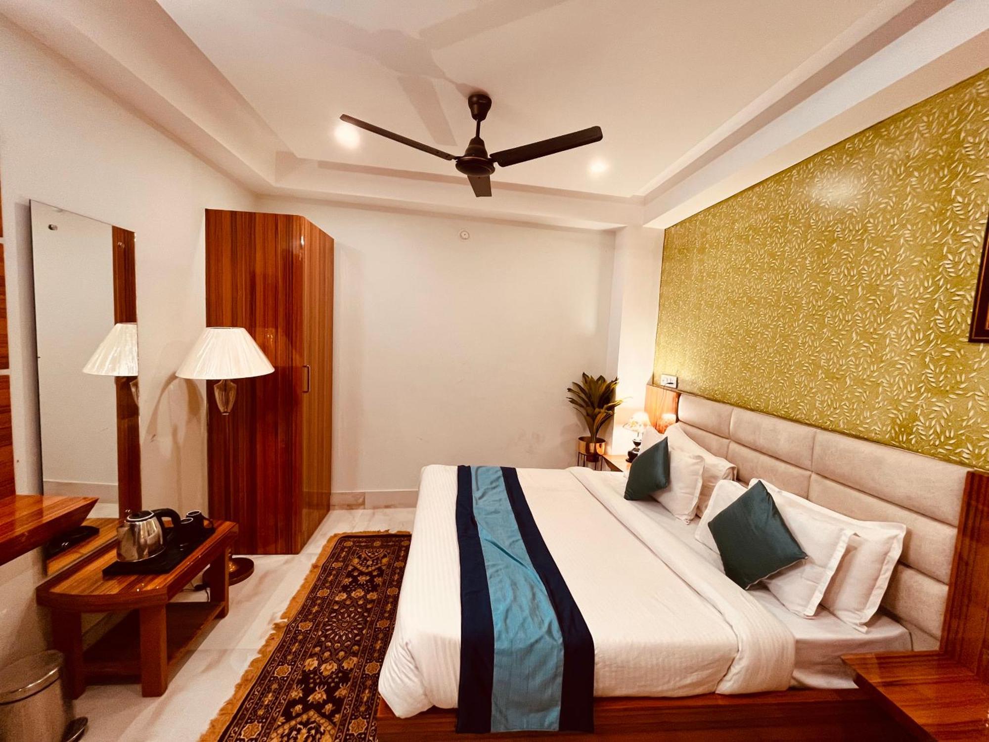 Hotel Golden Temple View By La Casa, Amritsar #Top Rated #Most Awarded #Swimming Pool #Prime Location #Luxury Rooms #Parking #Rooftop Cafe Exterior photo